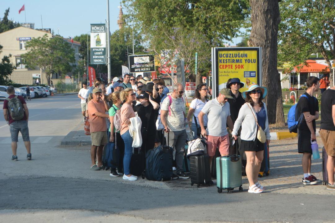 AA-20250606-38202150-38202140-KURBAN_BAYRAMI_TATILINDE_AYVALIKTAN_MIDILLI_ADASINA_GECISLERDE_YOGUNLUK_YASANIYOR