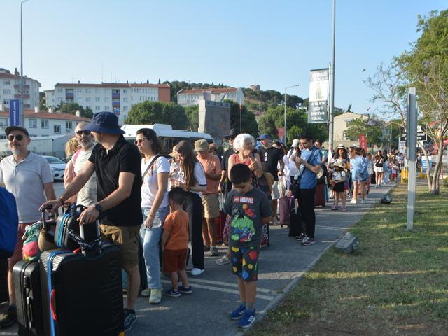 Tatilciler bayramda Midilli Adası'na akın etti