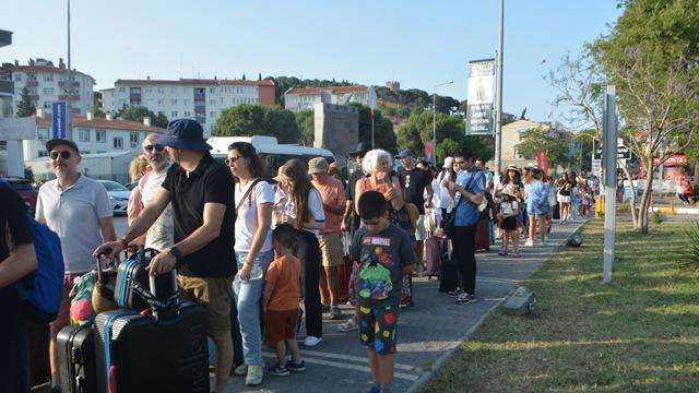 Ayvalık'tan Midilli Adası'na akın! Bayram tatili için uzun kuyruklar oluştu