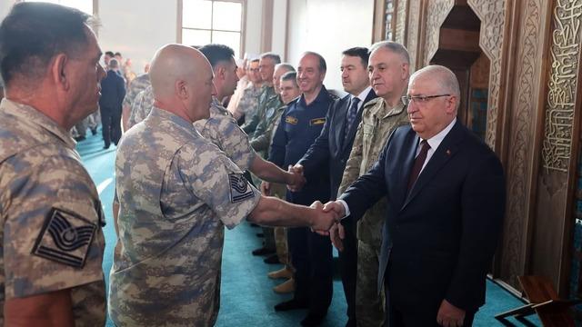 Bakan Güler, Kurban Bayramı dolayısıyla Mehmetçikle bir araya geldi