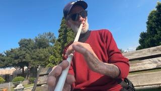 Kesik parmaklarına rağmen neyi bırakmadı: 70 yaşındaki vatandaşın müzik tutkusu hayran bırakıyor