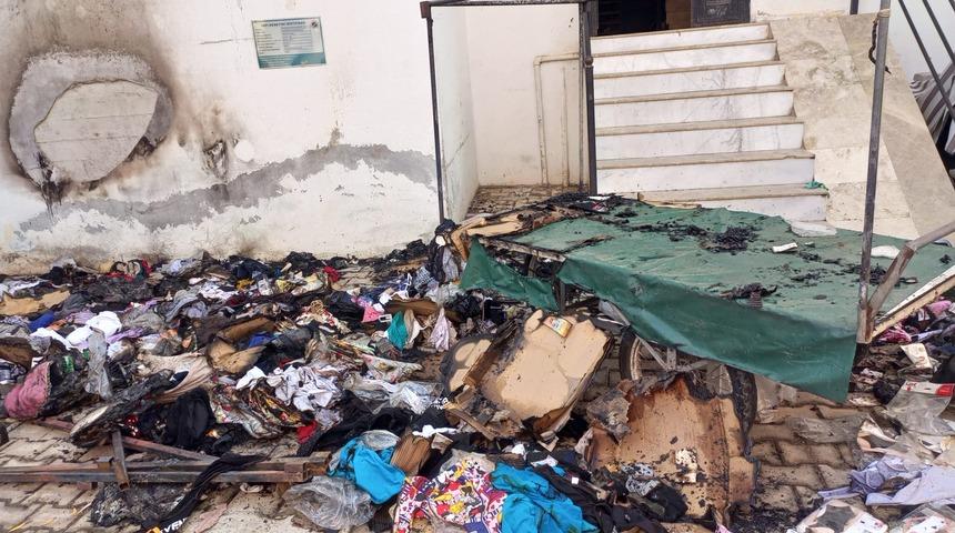 Evinin önündeki tekstil ürünleri tezgahı küle döndü