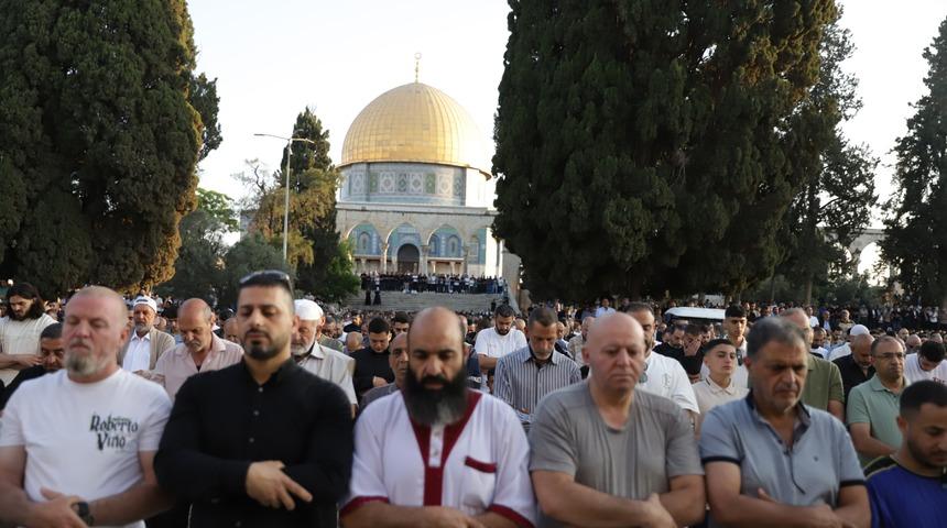 Mescid-i Aksa'da binlerce Müslüman bayram namazı kıldı