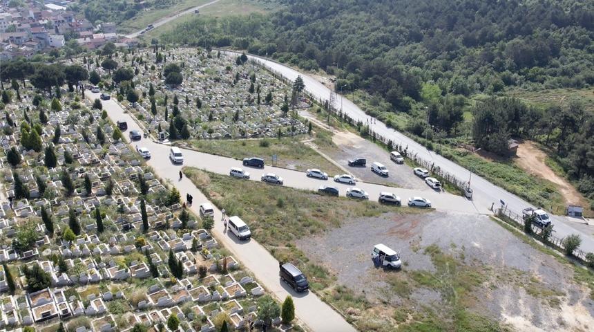 İstanbul'da bayramın ilk günü mezarlıklar ziyaretçilerle doldu