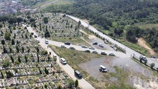 İstanbul'da bayramın ilk günü mezarlıklar ziyaretçilerle doldu