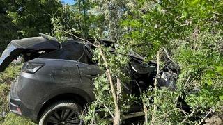 Kontrolden çıkarak ağaçlık alana giren otomobilde 3 kişi yaralandı