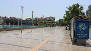 Bayramın ilk günü sıcak hava ile birlikte sokaklar boş kaldı