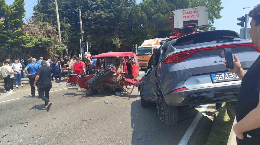 Samsun’da panelvan araç ile otomobil çarpıştı: 5 yaralı