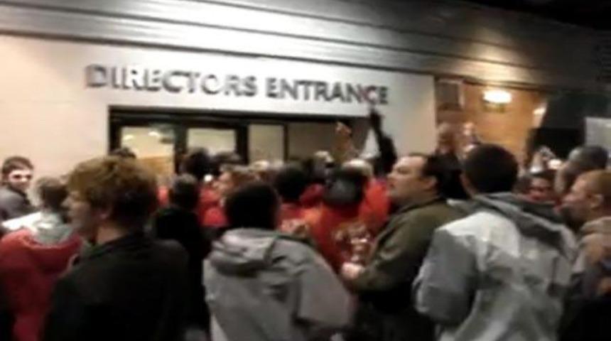 ManU taraftarı kul&uuml;b&uuml; bastı! (VİDEO)