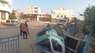 Adana'da çöp kamyonu sulama kanalına devrildi; 3 yaralı