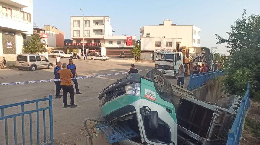 Adana'da çöp kamyonu sulama kanalına devrildi; 3 yaralı