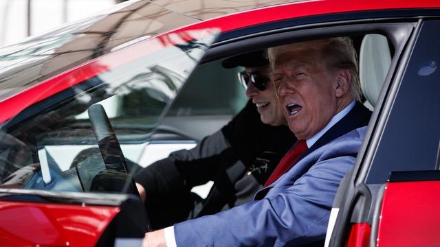 Trump ile Elon Musk kavgası büyüyor! Tesla'sını da satacak! "Aklını kaçırdı"