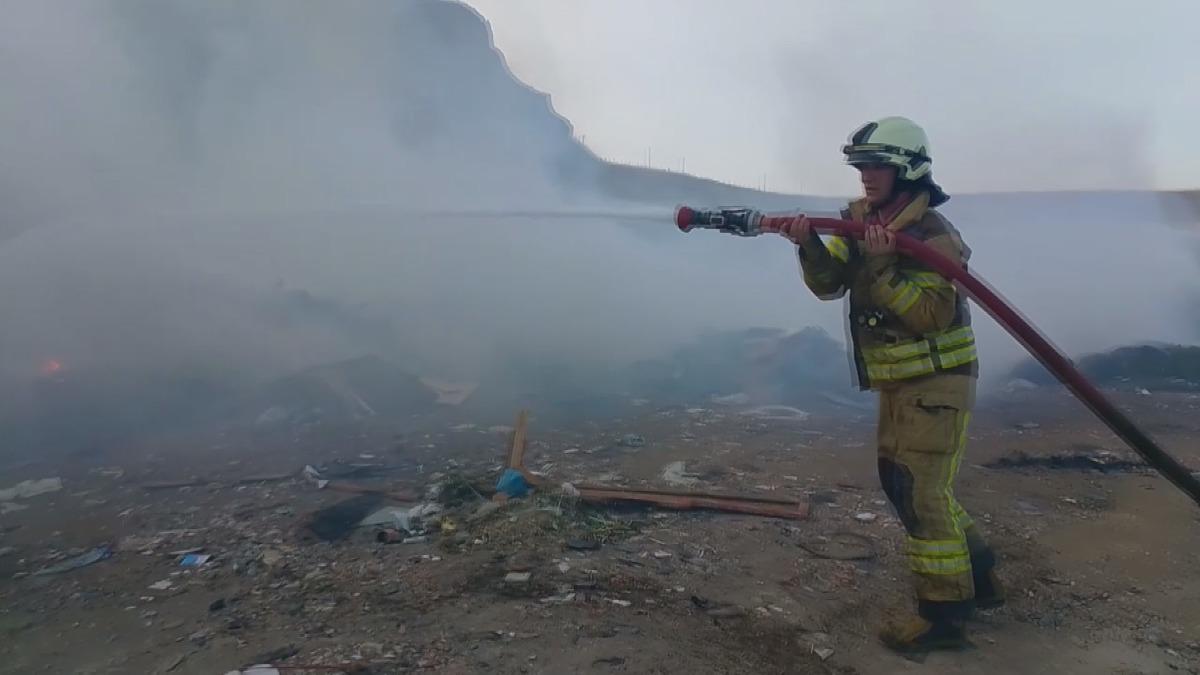 Silivri'de hurdalık alandaki yangın 3 saatte s&ouml;nd&uuml;r&uuml;ld&uuml;