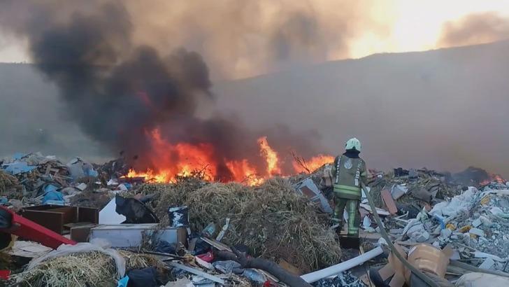 Silivri'de hurdalık alandaki yangın 3 saatte söndürüldü G3