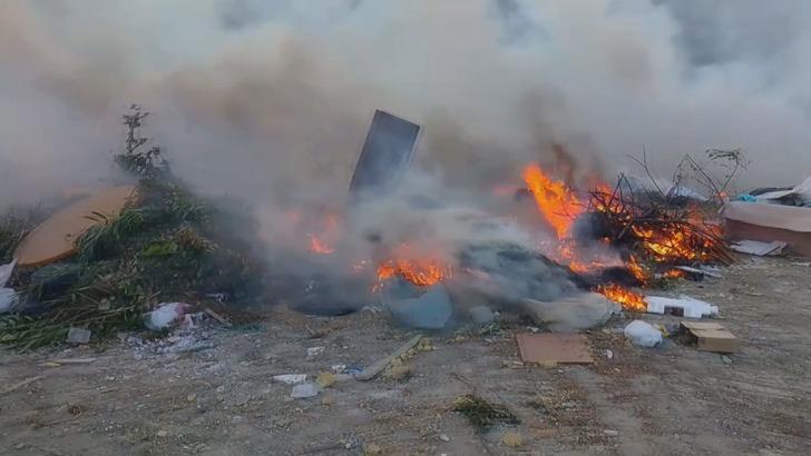 Silivri'de hurdalık alandaki yangın 3 saatte söndürüldü G4