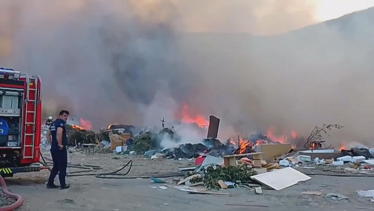 Silivri'de hurdalık alandaki yangın 3 saatte söndürüldü G5