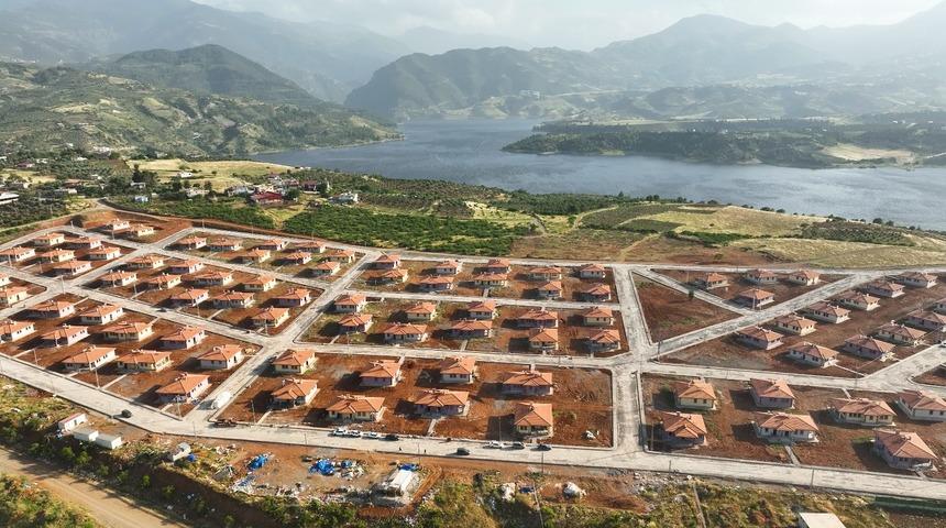 Bakan Kurum duyurdu: Kahramanmaraş'ın göl manzaralı köy evleri tamamlandı
