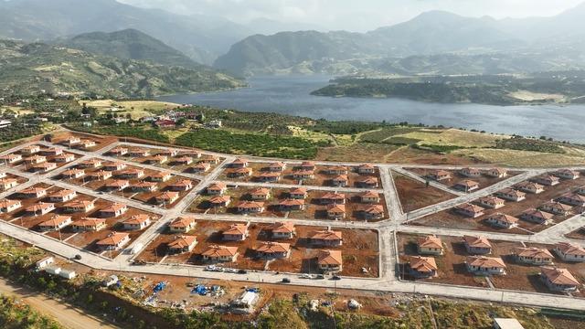 Bakan Kurum duyurdu: Kahramanmaraş'ın göl manzaralı köy evleri tamamlandı