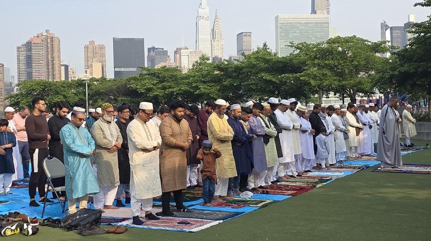 New York'ta bayram namazı sıcak hava nedeniyle parkalarda kılındı