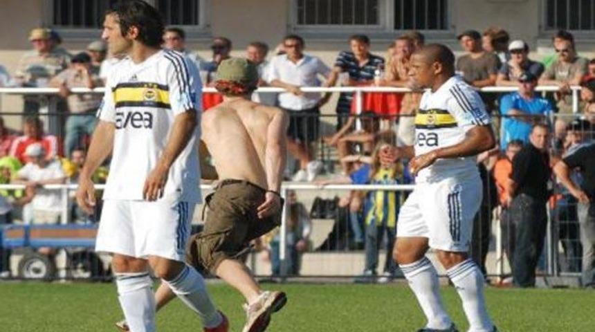 Carlos'a sahada elle taciz!