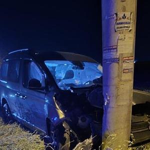 Karapınar'da otomobil beton direğe çarptı: 5 yaralı