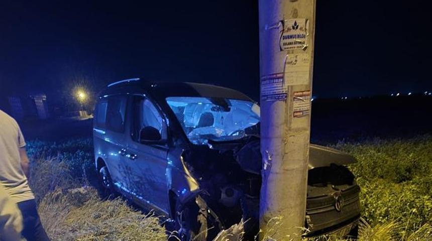 Karapınar'da otomobil beton direğe çarptı: 5 yaralı