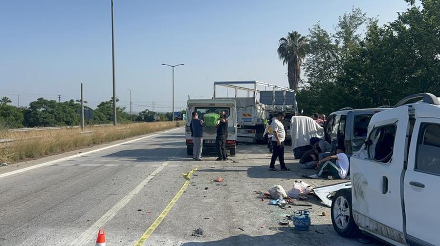 Hatay'da korkunç kaza! Kamyon 3 aracı altına aldı... 1 ölü 10 yaralı