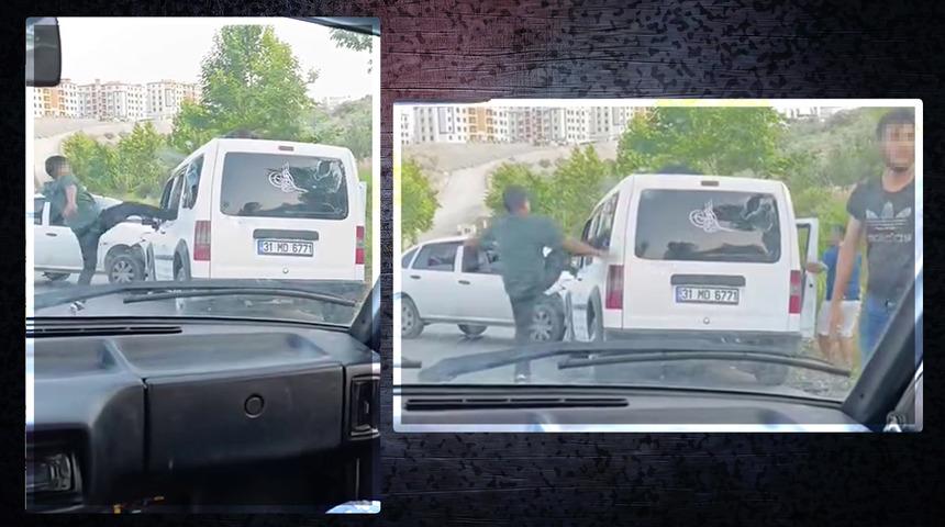 Hayrete düşüren görüntü: Kaza yaptıkları araca saldırdılar! Yardım istedi, kimse oralı olmadı