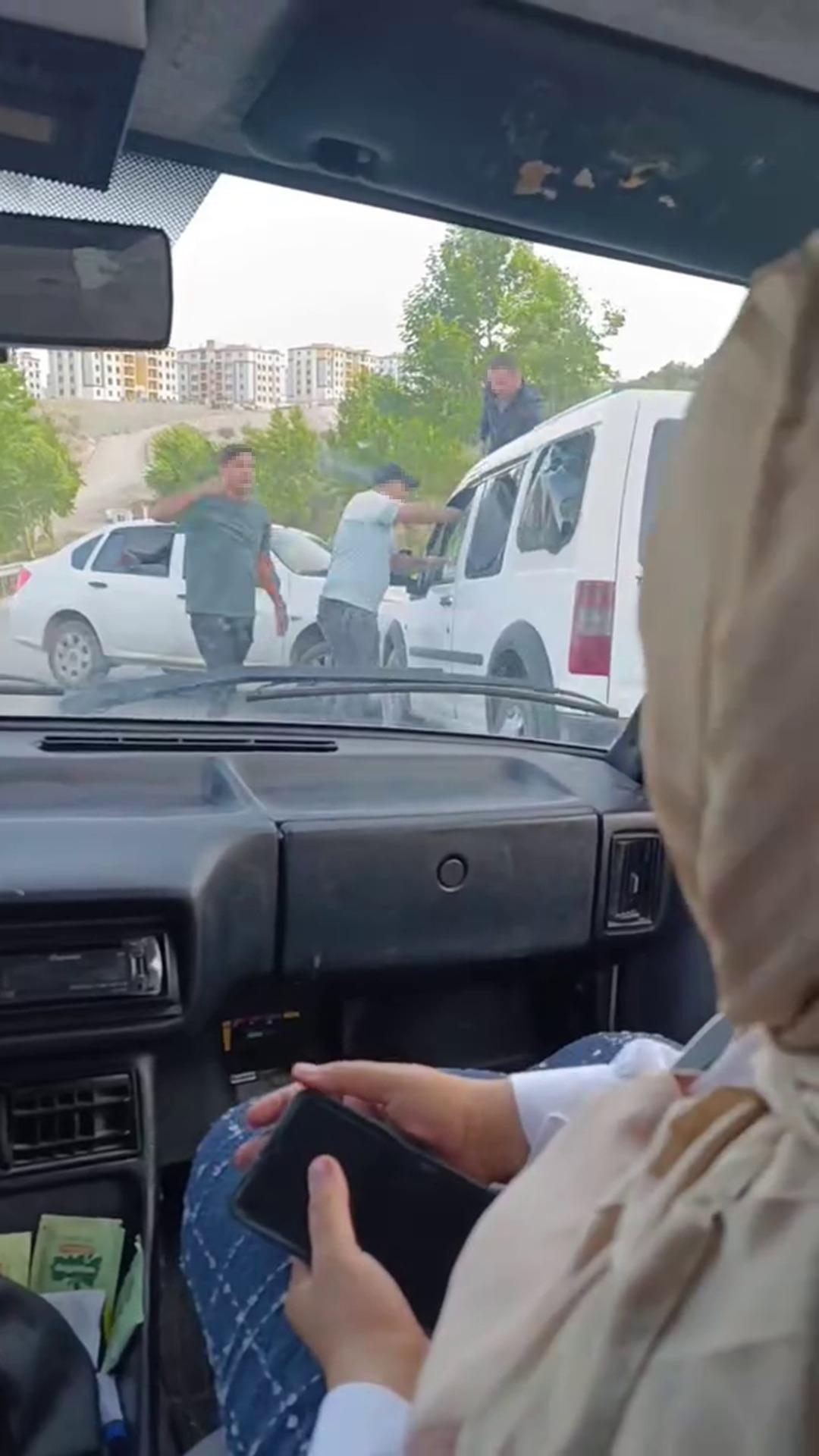 1200xauto Hayrete düşüren görüntü: Kaza yaptıkları araca saldırdılar! Yardım istedi, kimse oralı olmadı