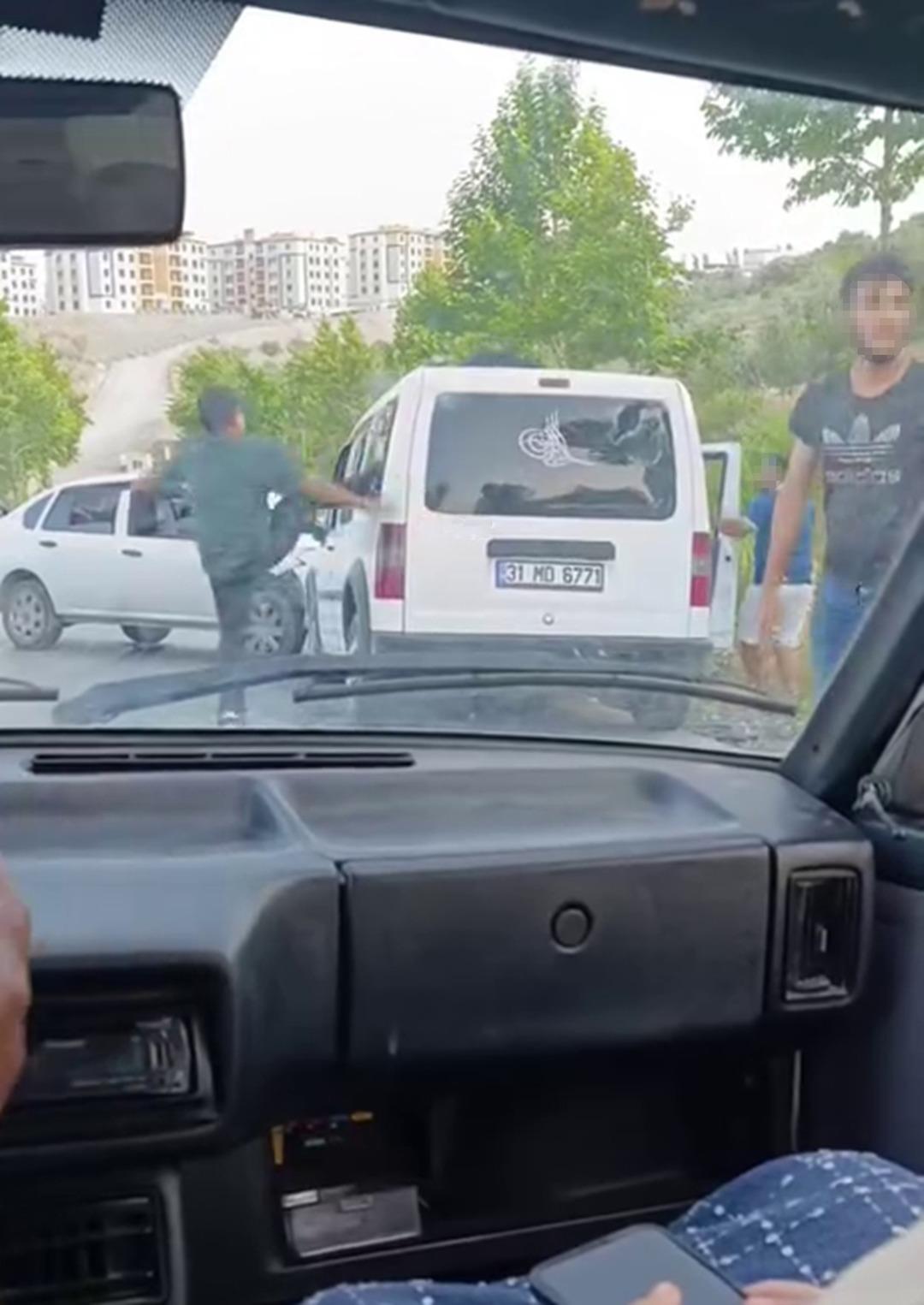 1200xauto Hayrete düşüren görüntü: Kaza yaptıkları araca saldırdılar! Yardım istedi, kimse oralı olmadı