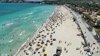 Çeşme'de sahiller bayramın ikinci gününde doldu