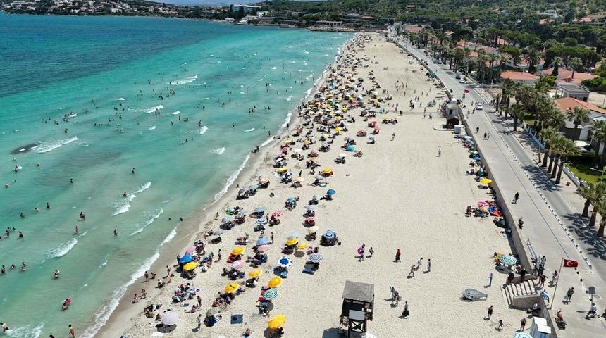 Çeşme'de sahiller bayramın ikinci gününde doldu