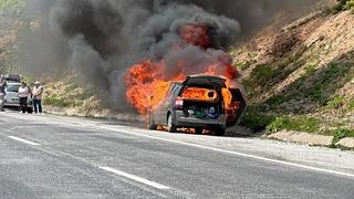 Sivas'ta seyir halindeki otomobil yandı