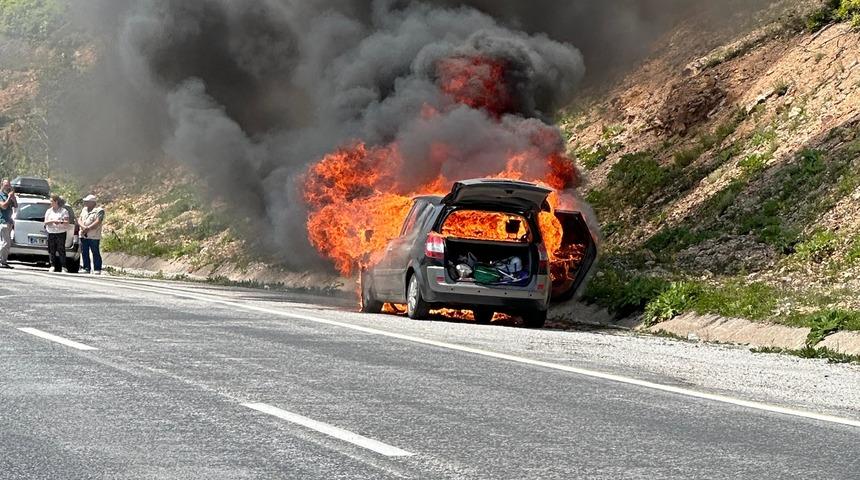 Sivas'ta seyir halindeki otomobil yandı