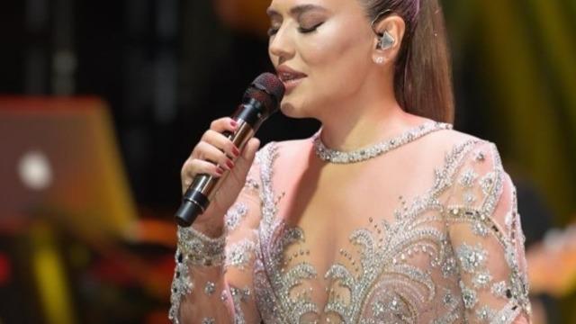 Konser öncesi talihsiz kaza! Demet Akalın'ın parmakları kapıya sıkıştı