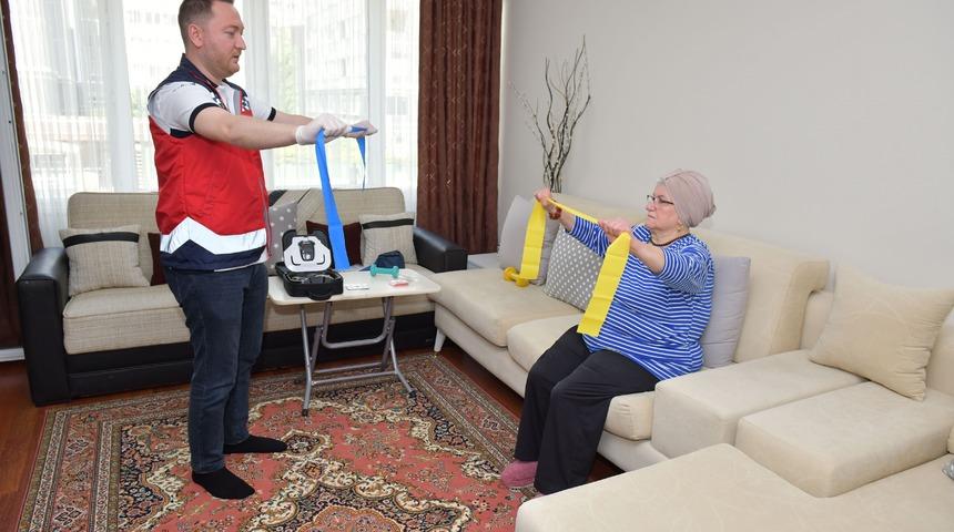 Esenyurt Belediyesi’nden aldığı fizik tedavi hizmeti ile 30 yıl sonra koltuk değneğinden kurtuldu