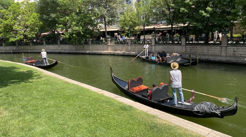 Bayramda Eskişehir'e gelen turistler gondol seferlerini yoğunlaştırdı