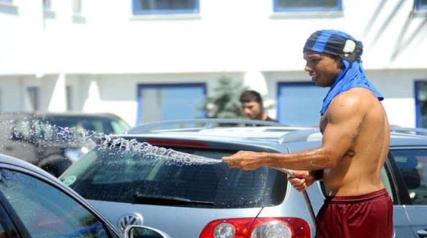 Alanzinho ve Barış araba yıkadı