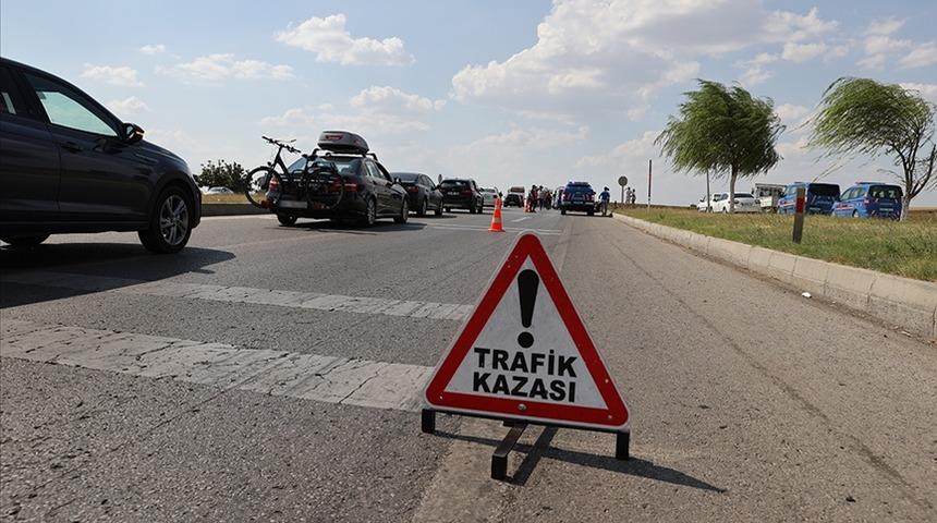 Isparta’da iki otomobil kavşakta çarpıştı: 3 yaralı
