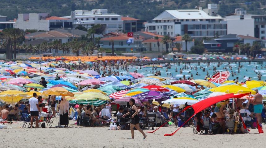 Çeşme'de plajlar doldu taştı nüfus 1 milyonu geçti