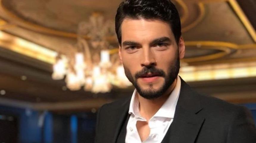 Akın Akın&ouml;z&uuml; aradığı aşkı onda buldu! Yeni sevgilisiyle g&ouml;r&uuml;nt&uuml;lendi