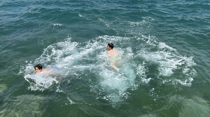 Sarıyer'de Kurban Bayramı'nın 2'nci gününde vatandaşlar Boğaz'da serinledi