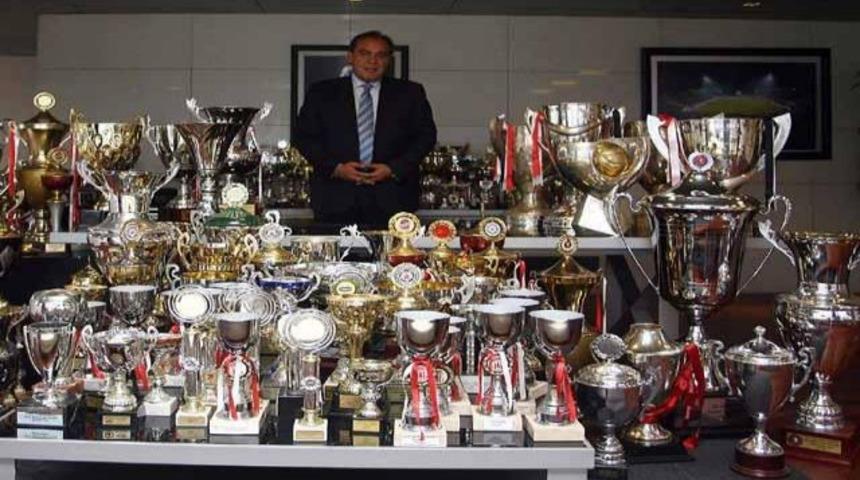 Demir&ouml;ren kupalarla poz verdi