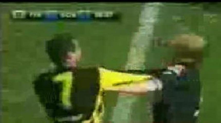 Yeşil sahada boks ma&ccedil;ı (VİDEO)