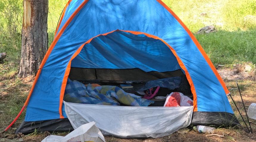 Ormanda çadır kurup kamp yapan öğretmen kayboldu