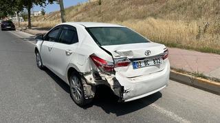 Hafif ticari araç ile otomobil çarpıştı