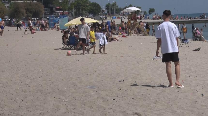 Küçükçekmece'de bayramın 2'nci gününde vatandaşlar sahile akın etti