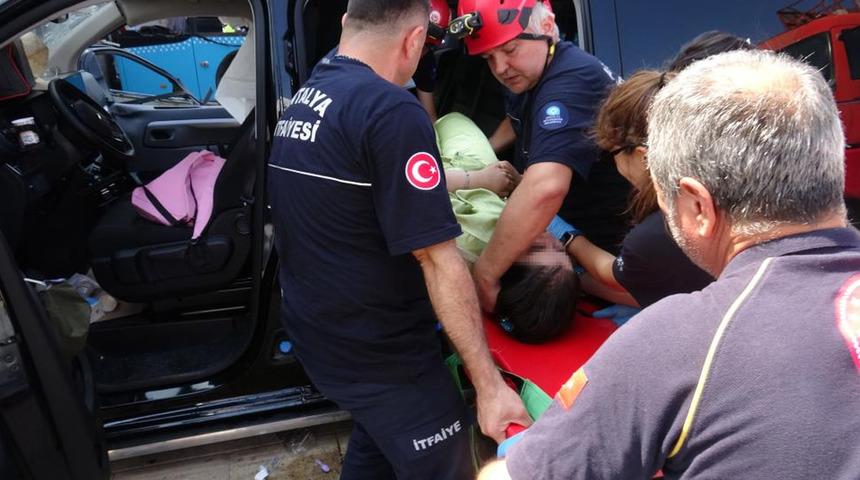 Antalya'da trafik kazası! Yaralılar var