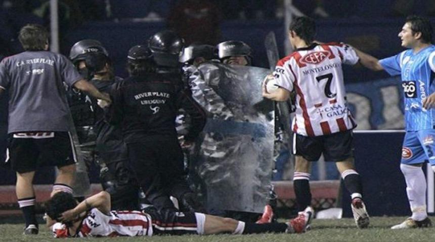 Gol atan futbolcuyu &ouml;ld&uuml;r&uuml;yordu (VİDEO)