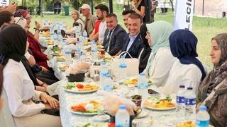 Bayramda evine gidemeyen öğrencilerle bir araya geldi